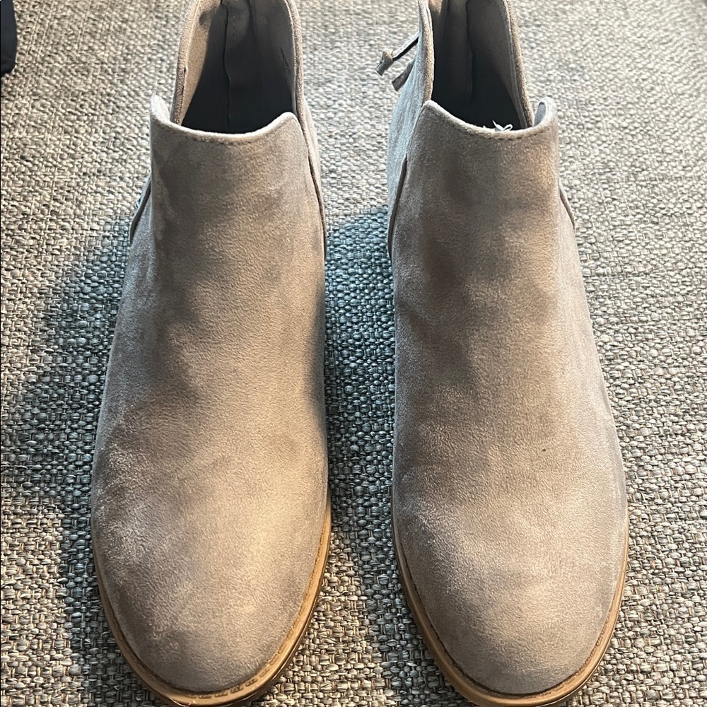 Journee Collection Livvy faux suede ankle boots light grey Size 7.5 NEW - Picture 3 of 6